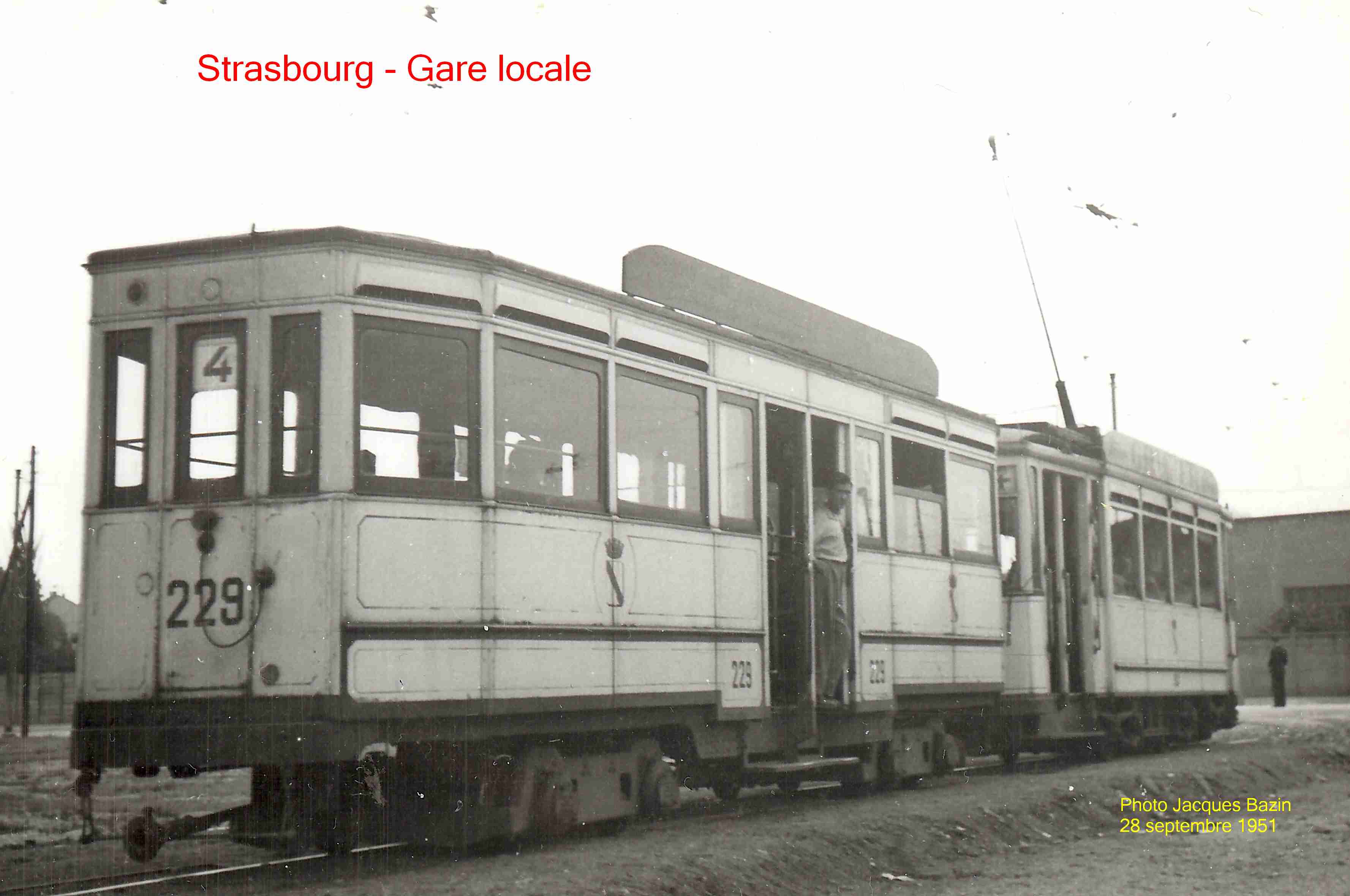 Une motrice et une remorque de la ligne 4 � proximit� de la Gare Locale.